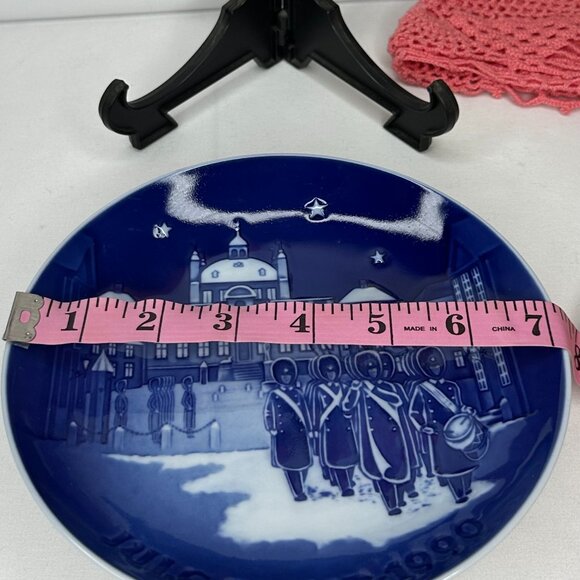 1990 Bing & Grondahl Porcelain Christmas Plate "Changing of the Guards" - Picture 6 of 7